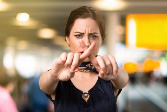 Стюардесса называет три типа состояний, при которых не стоит садиться на борт