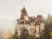 В румынском замке Дракулы бесплатно вакцинируют посетителей