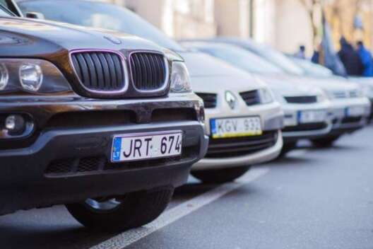 
            Зеленский подписал законы о льготном растаможивании "евроблях"        