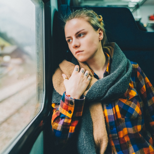 Мошенники и жадины: россияне рассказали, кого боятся в отпуске