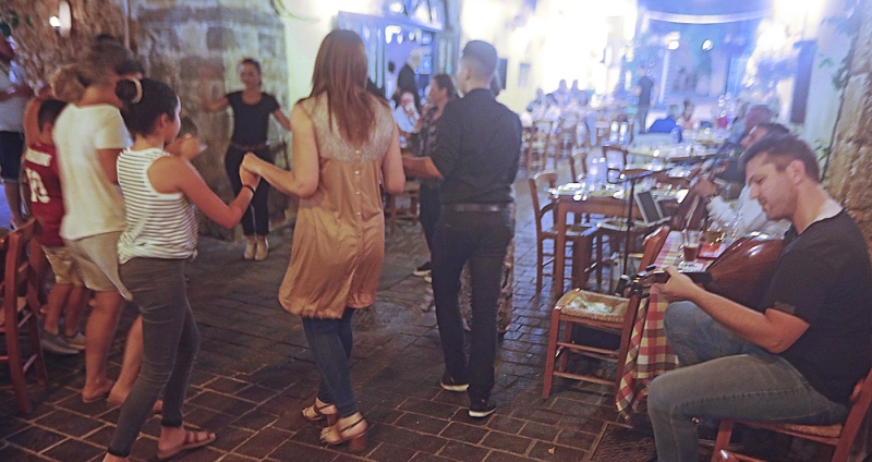 В Греции ввели запрет на исполнение музыки в заведениях из-за коронавируса