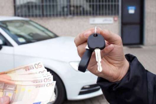 
            В Украине подешевели автомобили. Можно купить иномарку от $1000        